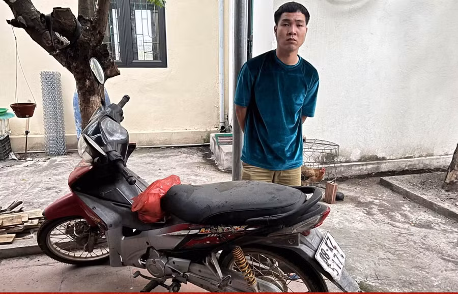 Bị can Chương cùng tang vật. 