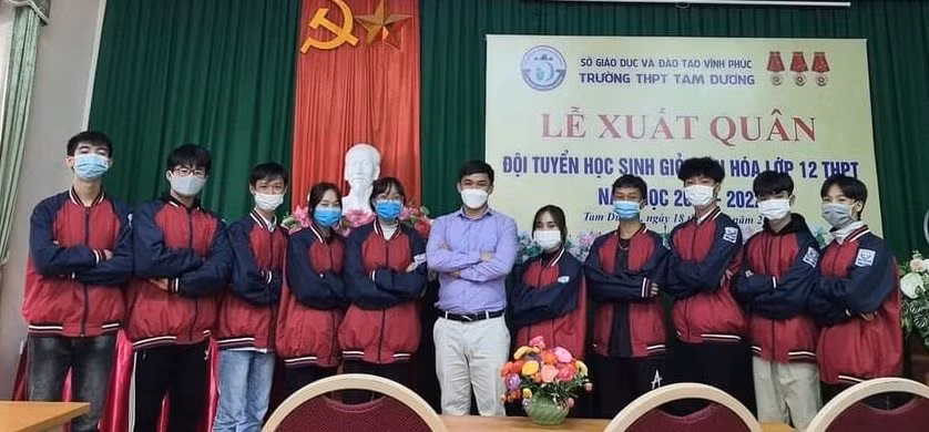 Thầy giáo Nguyễn Quang Huy cùng đội tuyển học sinh giỏi Toán của Trường THPT Tam Dương
