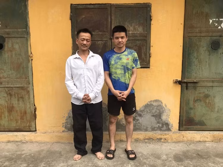 Hai đối tượng gây án bị tạm giữ tại Công an huyện Bình Xuyên