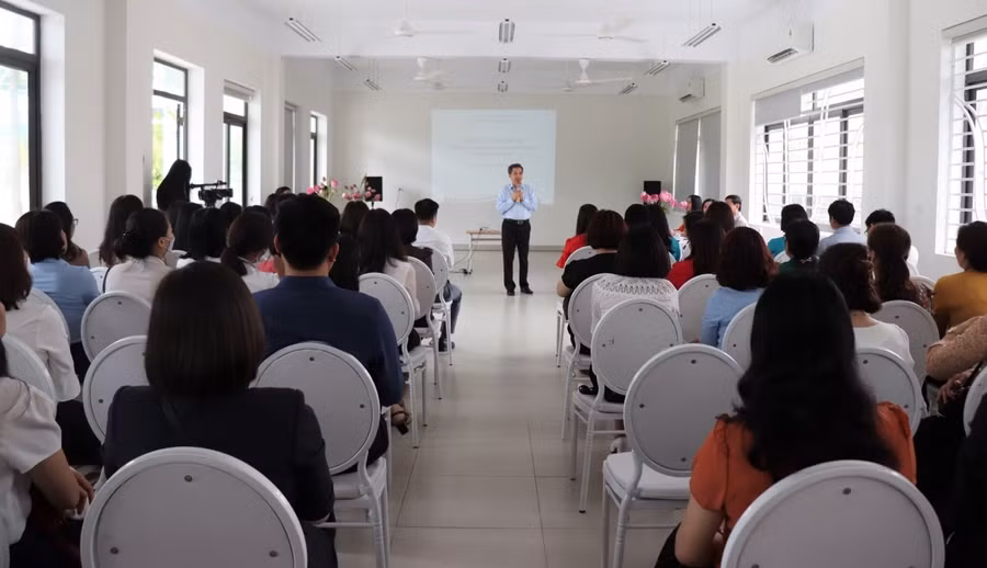 Chủ tịch Hội đồng trường QTH - Ông Phạm văn Quyền chia sẻ kinh nghiệm với đoàn công tác của TP. Vĩnh Yên