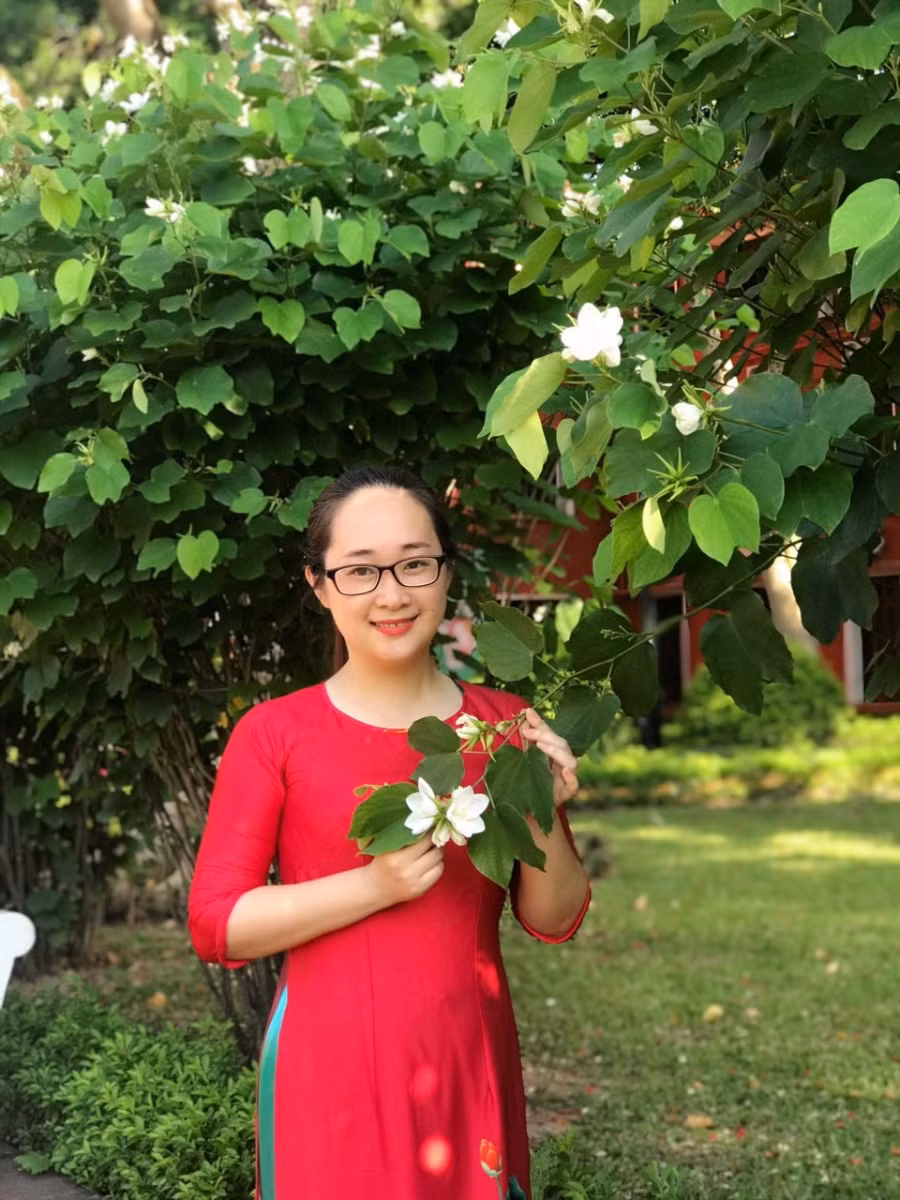 Cô Trần Thị Thanh Huệ, Phó Bí thư Đảng uỷ, Phó Hiệu trưởng trường PT Vùng Cao Việt Bắc.