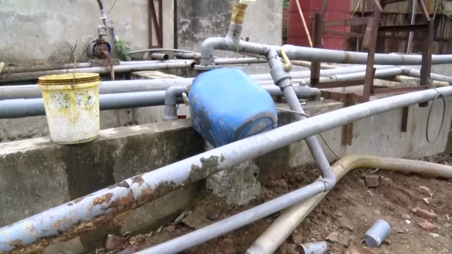 Hệ thống đường ống xả thải chằng chịt của HTX chế biên lâm sản Hà Long (Phú Nghiêm, Quan Hóa, Thanh Hóa).