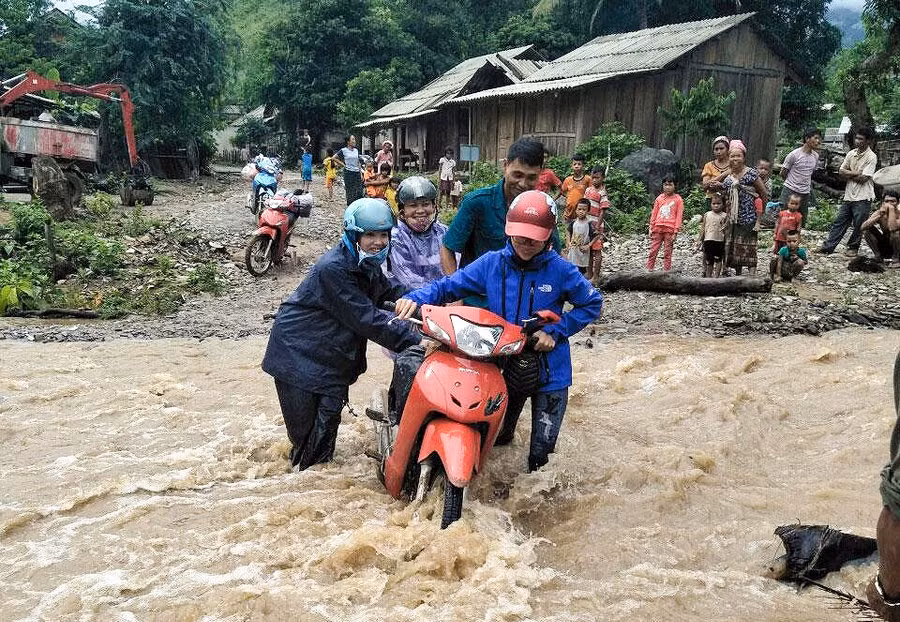 Giáo viên phải đi thành từng tốp để hỗ trợ lẫn nhau và đảm bảo an toàn