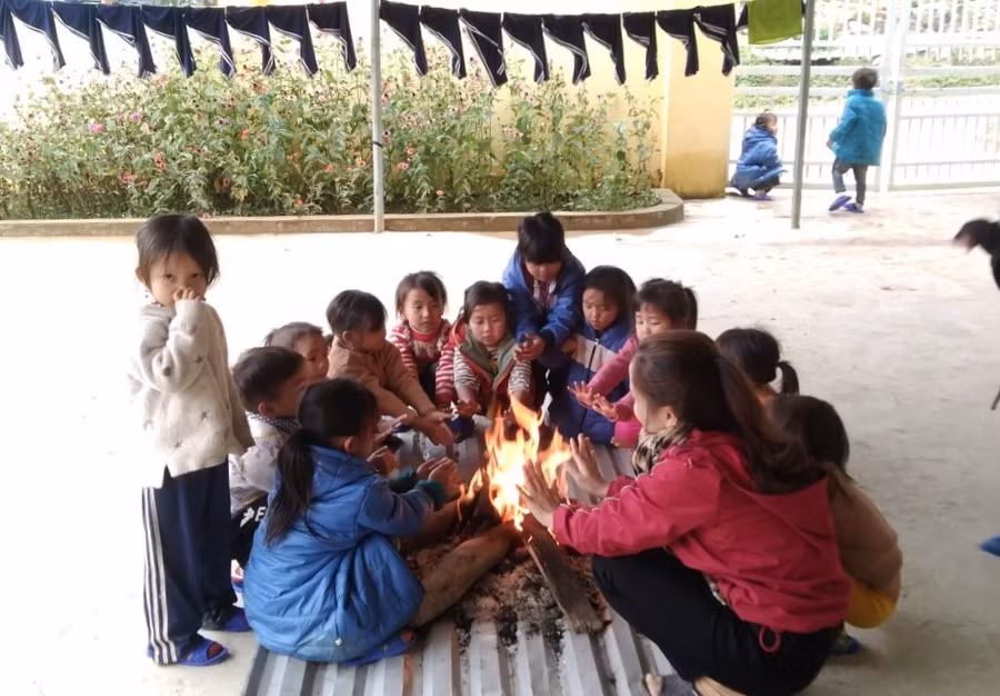 Cô giáo Trường Mầm non Mai Sơn (huyện Tương Dương, Nghệ An) đốt lửa sưởi ấm cho trẻ. Ảnh: NTCC Cô giáo Trường Mầm non Mai Sơn (huyện Tương Dương, Nghệ An) đốt lửa sưởi ấm cho trẻ. Ảnh: NTCC
