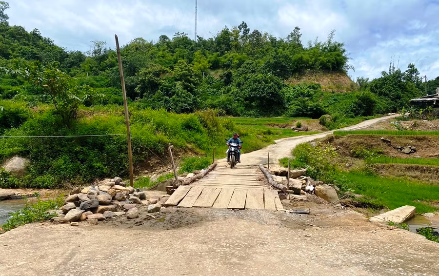 Cầu tràn đang được chính quyền xã Pù Nhi khắc phục tạm. (Ảnh: TL) Cầu tràn đang được chính quyền xã Pù Nhi khắc phục tạm. (Ảnh: TL)