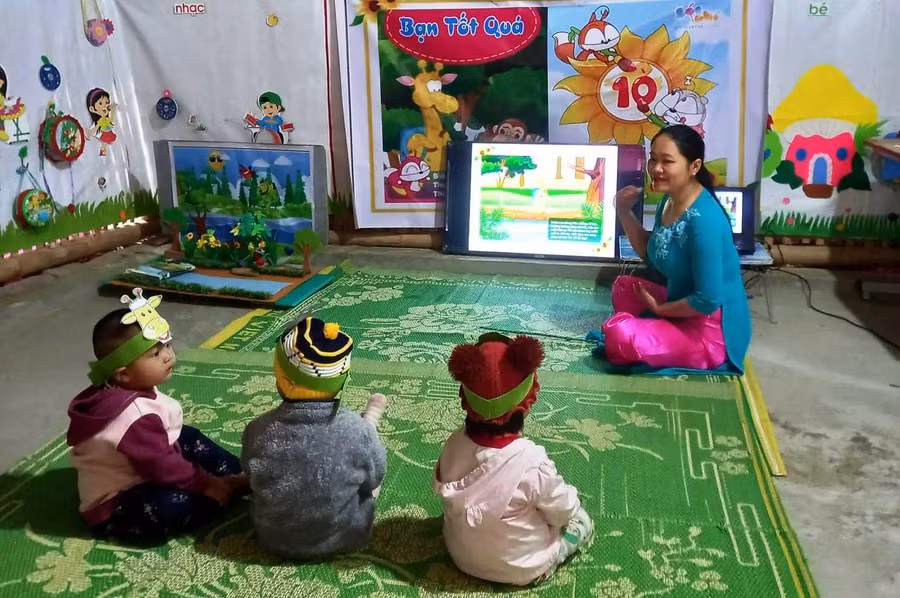 Cô giáo và những đứa trẻ ở đỉnh Đun Pù, xã Nam Xuân, huyện vùng cao, biên giới Quan Hóa (Thanh Hóa).
