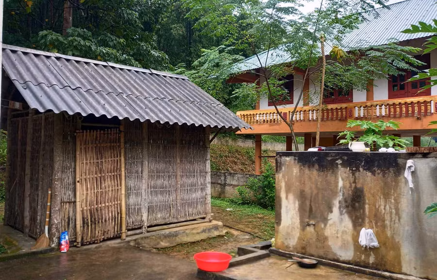 Căn lều vách nứa được dùng làm nơi nấu ăn bán trú cho trẻ.