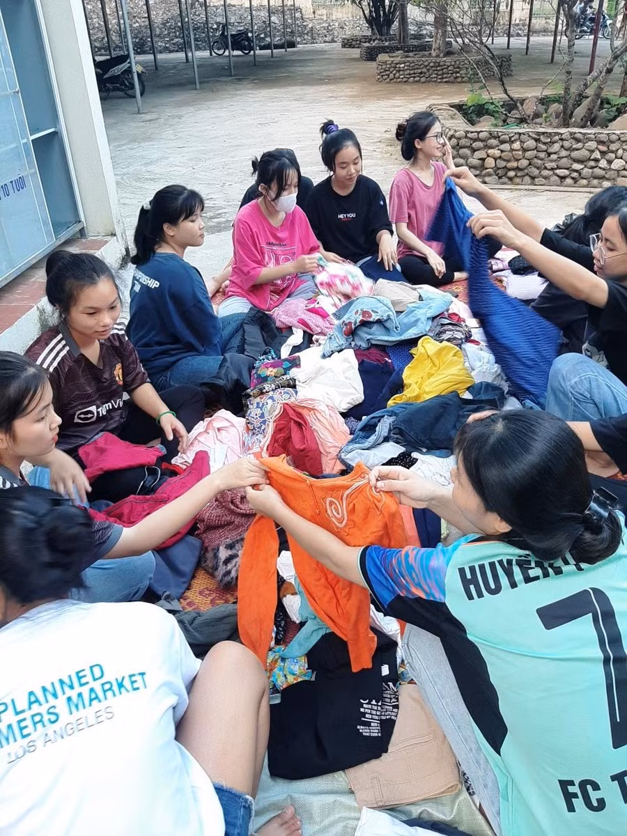 Những bộ quần áo được các cô giáo trong trường phân loại kỹ càng để đưa vào tủ "Ai cần thì lấy - Ai có thì cho".