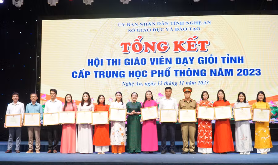 Đại diện Liên đoàn Lao động tỉnh Nghệ An tặng Bằng khen cho 15 giáo viên đạt thành tích xuất sắc nhất hội thi. Ảnh: Hồ Lài.