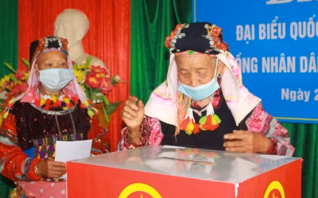 Cử tri xã Lũng Cú, huyện vùng cao Đồng Văn (Hà Giang) thực hiện quyền và nghĩa vụ bỏ phiếu 