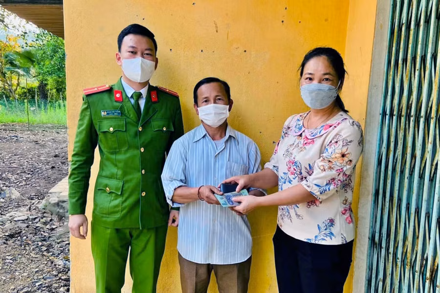 Cô Dung cùng Công an xã Nhôn Mai trao lại số tiền cho ông R.
