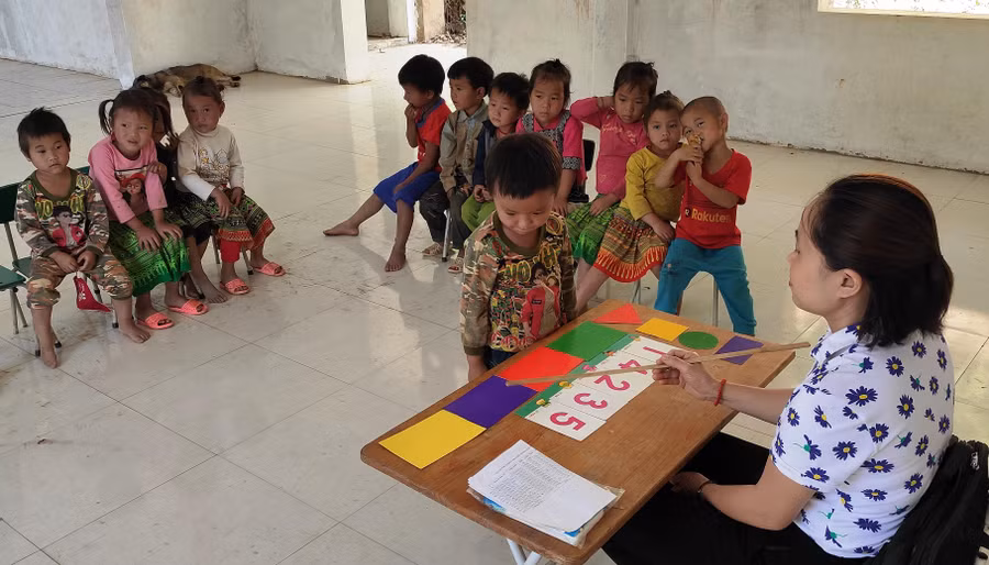 Cô giáo và các bé ở điểm trường bản Ón, xã Tam Chung (Mường Lát, Thanh Hóa).