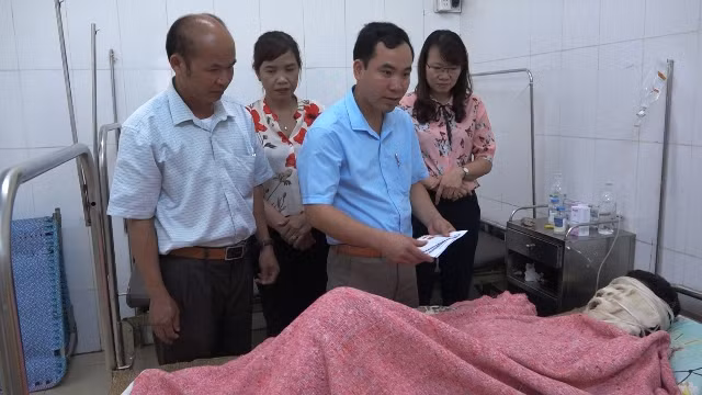 Lãnh đạo huyện Thạch Thành thăm hỏi, động viên nạn nhân bị bỏng Lãnh đạo huyện Thạch Thành thăm hỏi, động viên nạn nhân bị bỏng