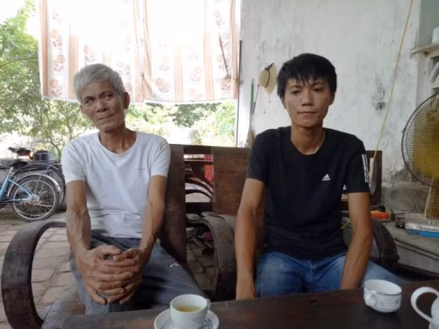 Tài xế Tạ Hồng Dương và bố đẻ của mình tại nhà riêng.