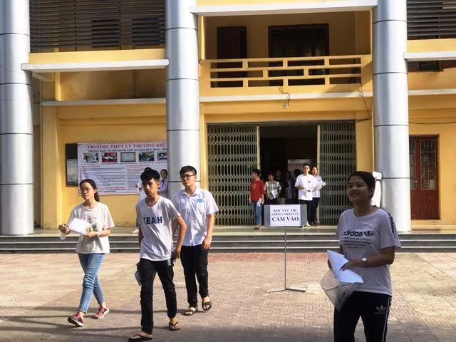 Niềm vui của thí sinh sau khi rời phòng thi lớp 10 THPT ở TP.Thanh Hóa.