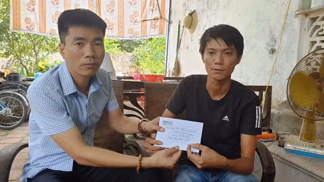 Phóng viên Báo Pháp luật TP.HCM trao 10 triệu đồng do cộng đồng mạng quyên góp cho tài xế Dương.