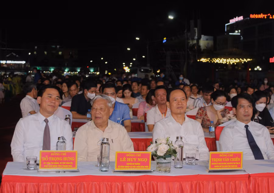 Ông Đỗ Trọng Hưng – Bí thư Tỉnh ủy Thanh Hóa (người ngoài cùng bên trái) cùng các khách mời tham dự chương trình khai mạc.