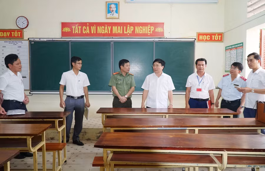 Đoàn công tác kiểm tra cơ sở vật chất tại điểm thi Trường THPT Đô Lương 1, huyện Đô Lương, Nghệ An.