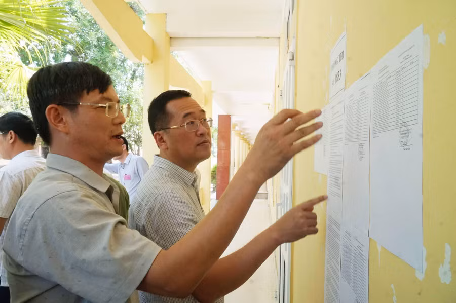 Quy chế thi đối với thí sinh, danh sách phòng thi theo từng môn thi được niêm yết trước phòng thi tại Trường THPT Phan Đăng Lưu.