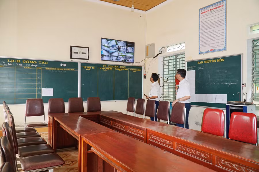 Nhiều trường THPT tại Nghệ An hiện đã lắp đặt hệ thống camera quan sát khu vực khuôn viên nhà trường, các dãy phòng học. Tuy nhiên, các buổi thi, hệ thống camera này sẽ tắt để đảm bảo không có thiết bị ghi hình, ghi âm, phát sóng nào trong khu vực thi. Chỉ có 4 camera ở trong và ngoài phòng lưu trữ đề thi, bài thi hoạt động 24/24 trong suốt thời gian kỳ thi diễn ra.