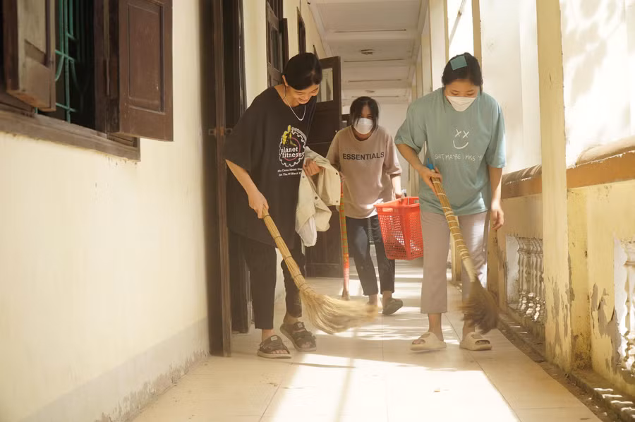 Ngoài khâu chuẩn bị nhân lực, vật lực, các trường cũng huy động học sinh quét dọn, vệ sinh khu vực thi, đảm bảo khuôn viên sạch đẹp.