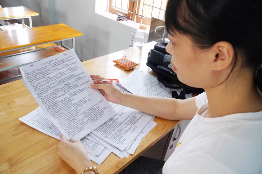 Đến thời điểm này, kiến thức 3 môn khối C của các em đã vững vàng, các lần thi thử đều đạt trên 27 điểm. Với môn Lịch sử, cô Nguyễn Thị Thanh Huyền rà soát bài làm thi thử, nhận thấy các em đánh mất điểm, không đạt tối đa, lại rơi vào những câu dễ, ở mức độ nhận biết, thông hiểu. Ví dụ câu thứ 8 của đề thi thử: Một trong những tổ chức có vai trò quan trọng trong việc giải quyết những vấn đề kinh tế chung của thế giới là? Câu trả lời đúng là Ngân hàng thế giới (WB), nhưng học sinh lại nhầm sang tổ chức Liên hợp quốc.
