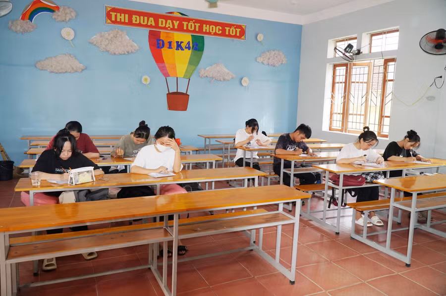 Nhóm 10 bạn khối C cùng cô Nguyễn Thị Thanh Huyền (GV bộ môn Lịch sử) là lớp ôn thi cuối cùng của Trường THPT Đô Lương 3 (huyện Đô Lương, Nghệ An). Đây cũng là nhóm bồi dưỡng để lấy điểm cao Kỳ thi Tốt nghiệp THPT của nhà trường, với nhiều em đã đạt HSG tỉnh môn Ngữ văn, Lịch sử, Địa lý trước đó. Cô Huyền cho biết, học trò ở vùng nông thôn, không có điều kiện học thêm ngoài nhiều, nên chủ yếu là thầy cô ôn tập, bồi dưỡng miễn phí, đồng hành cùng các em đến tận ngày thi.