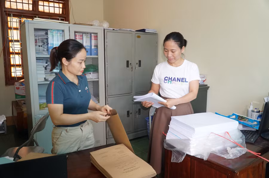 Thời điểm này, văn phòng phẩm phục vụ kỳ thi cũng đã được phân bổ đến 69 điểm thi trên toàn tỉnh Nghệ An. Tại Trường THPT Anh Sơn 2 (huyện Anh Sơn, Nghệ An), các giáo viên, nhân viên được huy động để chia giấy thi, giấy nháp... vào các túi đựng.
