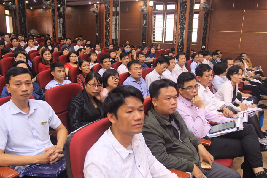 Ngoài bồi dưỡng tập trung, giáo viên sẽ được chia thành từng nhóm lớp để được bồi dưỡng theo môn