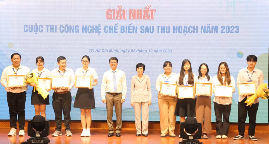 Ban tổ chức trao giải Nhất cho các tác giả. Ảnh: HUIT Ban tổ chức trao giải Nhất cho các tác giả. Ảnh: HUIT