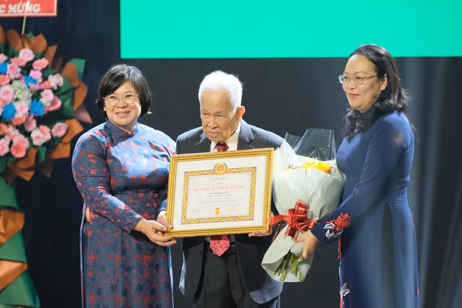 Ông Huỳnh Thế Cuộc, Đảng bộ Trường Đại học Ngoại ngữ - Tin học TPHCM nhận Huy hiệu 75 năm tuổi Đảng. Ảnh: K.H