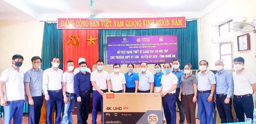 Trường THPT Huỳnh Thúc Kháng tặng tivi, thiết bị dạy học cho Trường THPT Kỳ Sơn (huyện Kỳ Sơn, Nghệ An). Ảnh: NTCC.