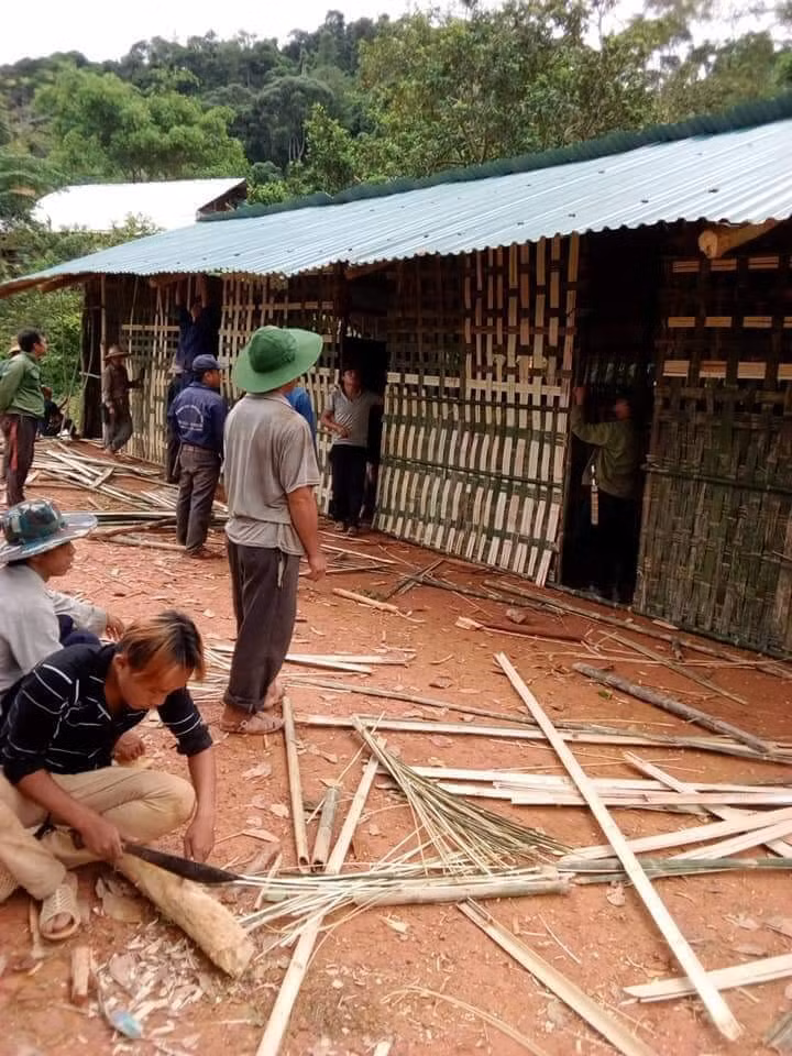 Bà con bản Phà Kháo giúp nhà trường dựng phòng học tạm cho học sinh tiểu học Bà con bản Phà Kháo giúp nhà trường dựng phòng học tạm cho học sinh tiểu học