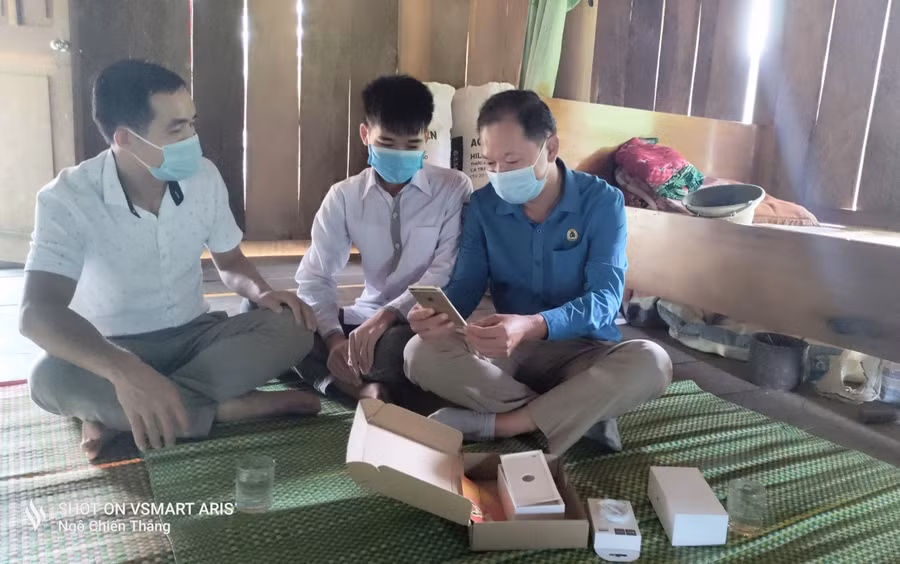 Trường THPT Quế Phong (Nghệ An) huy động các nguồn tài trợ để mua điện thoại, sim 4G. Giáo viên nhà trường sau đó đã đến nhà tặng học sinh khó khăn học trực tuyến.