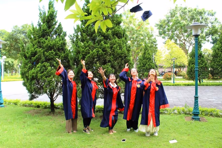 Sau 4 năm đại học, hành trang các tân cử nhân mang theo trong suốt hành trình của mình đó chính là kiến thức, kỹ năng đã được rèn rũa trong suốt những năm qua. Sau 4 năm đại học, hành trang các tân cử nhân mang theo trong suốt hành trình của mình đó chính là kiến thức, kỹ năng đã được rèn rũa trong suốt những năm qua.