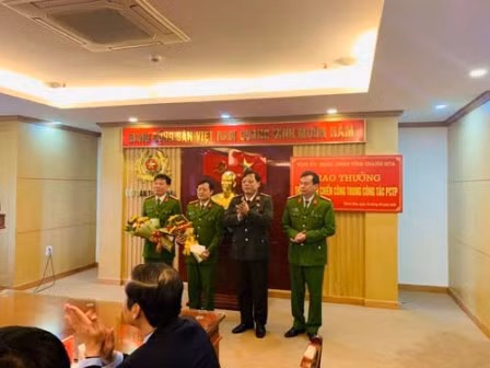 Thiếu tướng Nguyễn Hải Trung - Giám đốc Công an tỉnh Thanh Hóa (người thứ 2 từ phải sang) trao thưởng cho cán bộ, chiến sĩ có thành tích xuất sắc. Ảnh: Công an Thanh Hóa cung cấp.