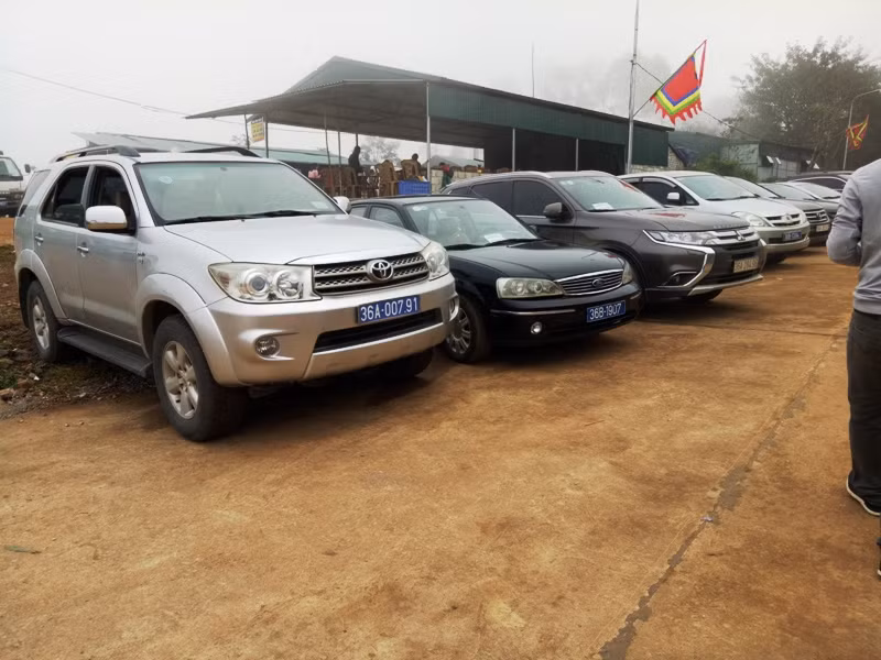 Để đảm bảo an toàn, lành mạnh cho lễ hội, tỉnh Thanh Hóa cũng điều động khá nhiều xe biển xanh đi kiểm tra tại lễ "mở cổng trời".