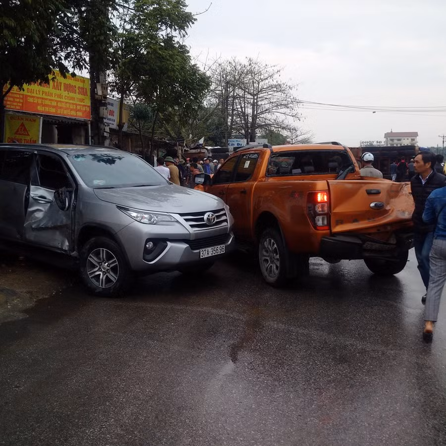 Hai chiếc xe bán tải bị hư hỏng nặng. Hai chiếc xe bán tải bị hư hỏng nặng.