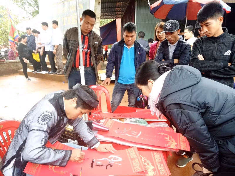 Cho chữ Thư Pháp ở đền Am Tiên.