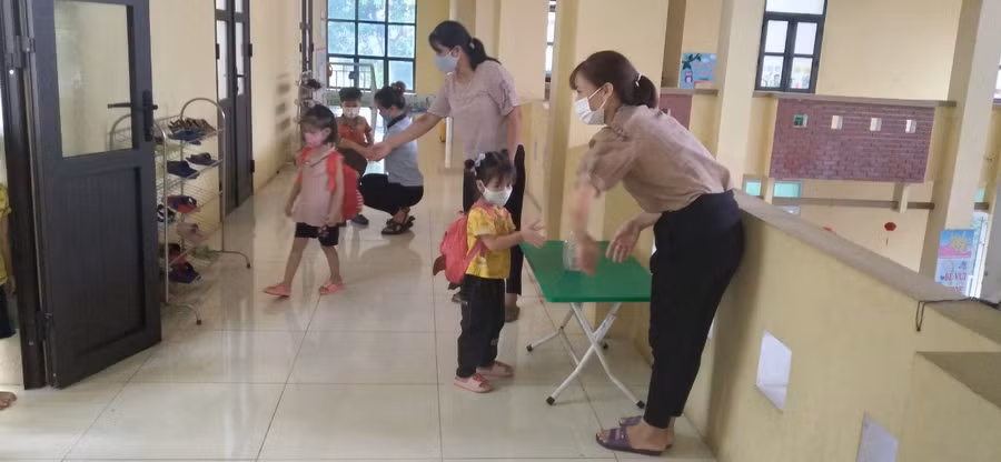 Trẻ được hướng dẫn sát khuẩn tay trước khi vào lớp tại Trường MN Đồng Văn. Ảnh tư liệu