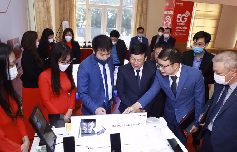 Các đại biểu trải nghiệm dịch vụ 5G tại sự kiện.