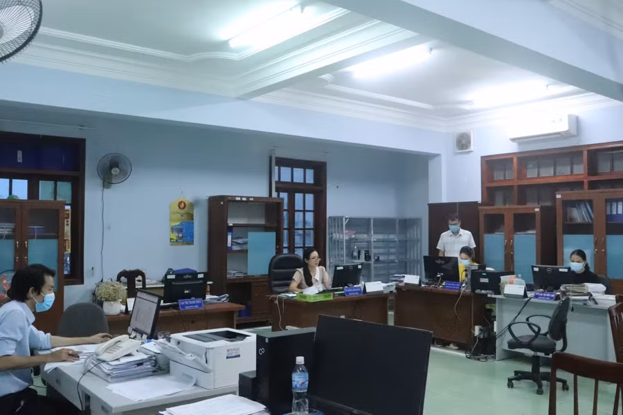 Phòng Quản lý thu, BHXH tỉnh Phú Yên nỗ lực giải quyết hồ sơ hưởng hỗ trợ của NLĐ. Ảnh BHXH tỉnh Phú Yên cung cấp.
