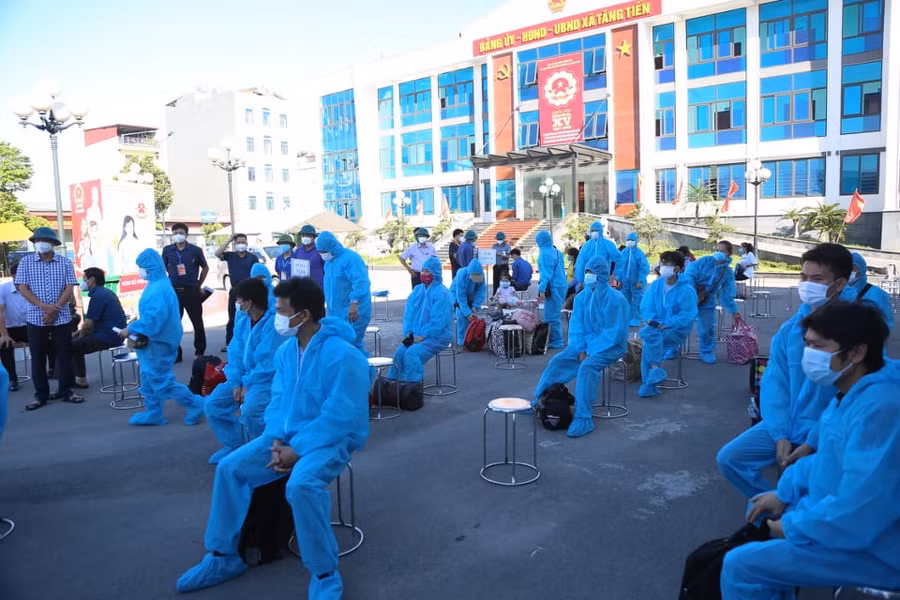Hà Nội đón gần 300 công nhân từ tâm dịch Bắc Giang về quê ảnh 2