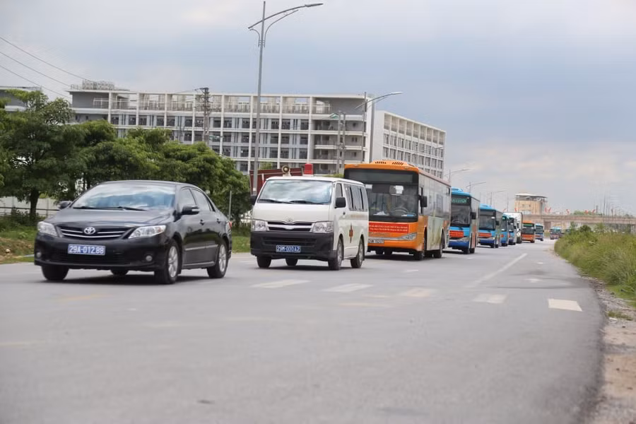 Hà Nội đón gần 300 công nhân từ tâm dịch Bắc Giang về quê ảnh 6