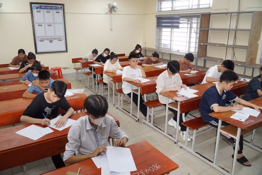 Thí sinh Nghệ An tham dự kỳ thi tuyển sinh vào lớp 10 THPT năm học 2023-2024. Ảnh: Hồ Lài.