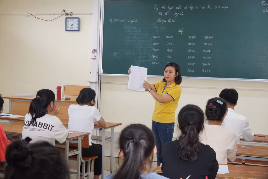 Giám thị lưu ý thí sinh điền đúng, đầy đủ thông tin trong giấy làm bài thi để đảm bảo quyền lợi của mình. Ảnh: Hồ Lài.