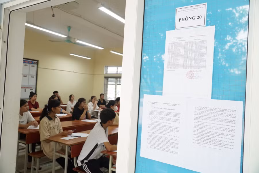Thí sinh tỏ ra hồi hộp trước môn thi đầu tiên của kỳ thi tuyển sinh vào lớp 10 THPT, môn Ngữ văn. Ảnh: Hồ Lài.