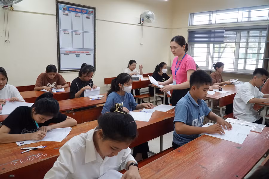Môn thi Ngữ văn có thời gian làm bài 120 phút với hình thức tự luận. Ảnh: Hồ Lài.