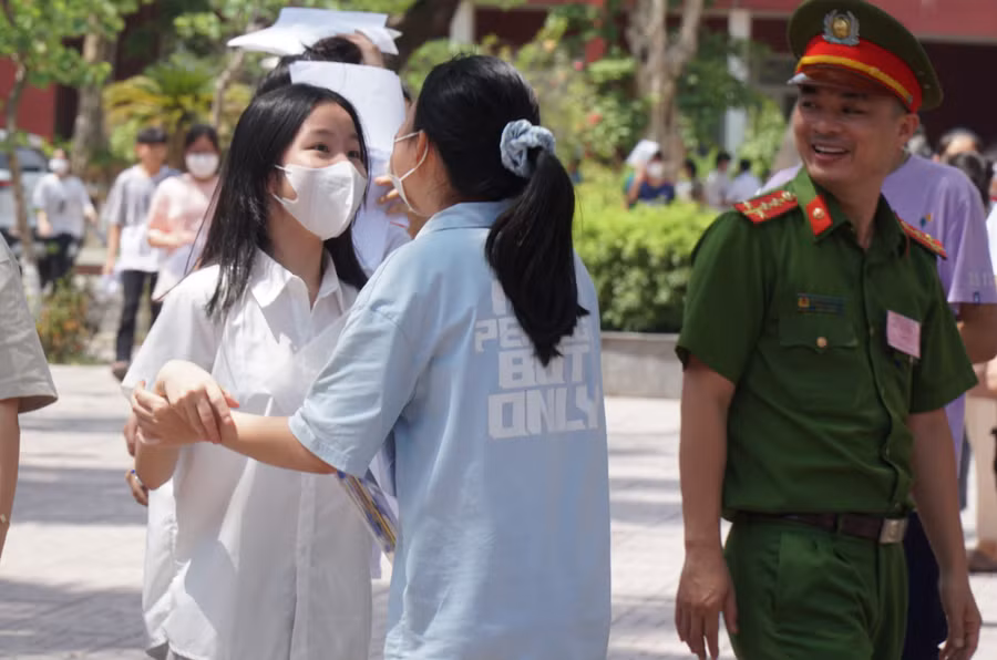 Nhiều thí sinh phấn khởi chia sẻ với nhau khi đề văn có câu hỏi mở, thể hiện được suy nghĩ, quan điểm của mình. Ảnh: Hồ Lài.