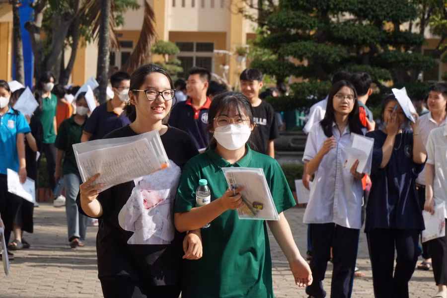 Nhiều thí sinh tại điểm thi Trường THPT Hà Huy Tập tự tin, vui vẻ khi hoàn thành bài thi môn tiếng Anh. Ảnh: Hồ Lài. Nhiều thí sinh tại điểm thi Trường THPT Hà Huy Tập tự tin, vui vẻ khi hoàn thành bài thi môn tiếng Anh. Ảnh: Hồ Lài.